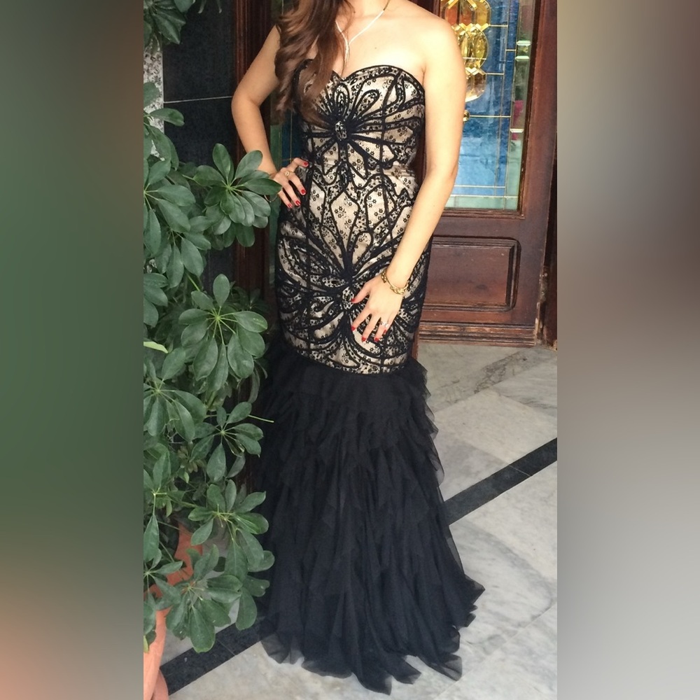 Elegant Black Lace Evening Gown